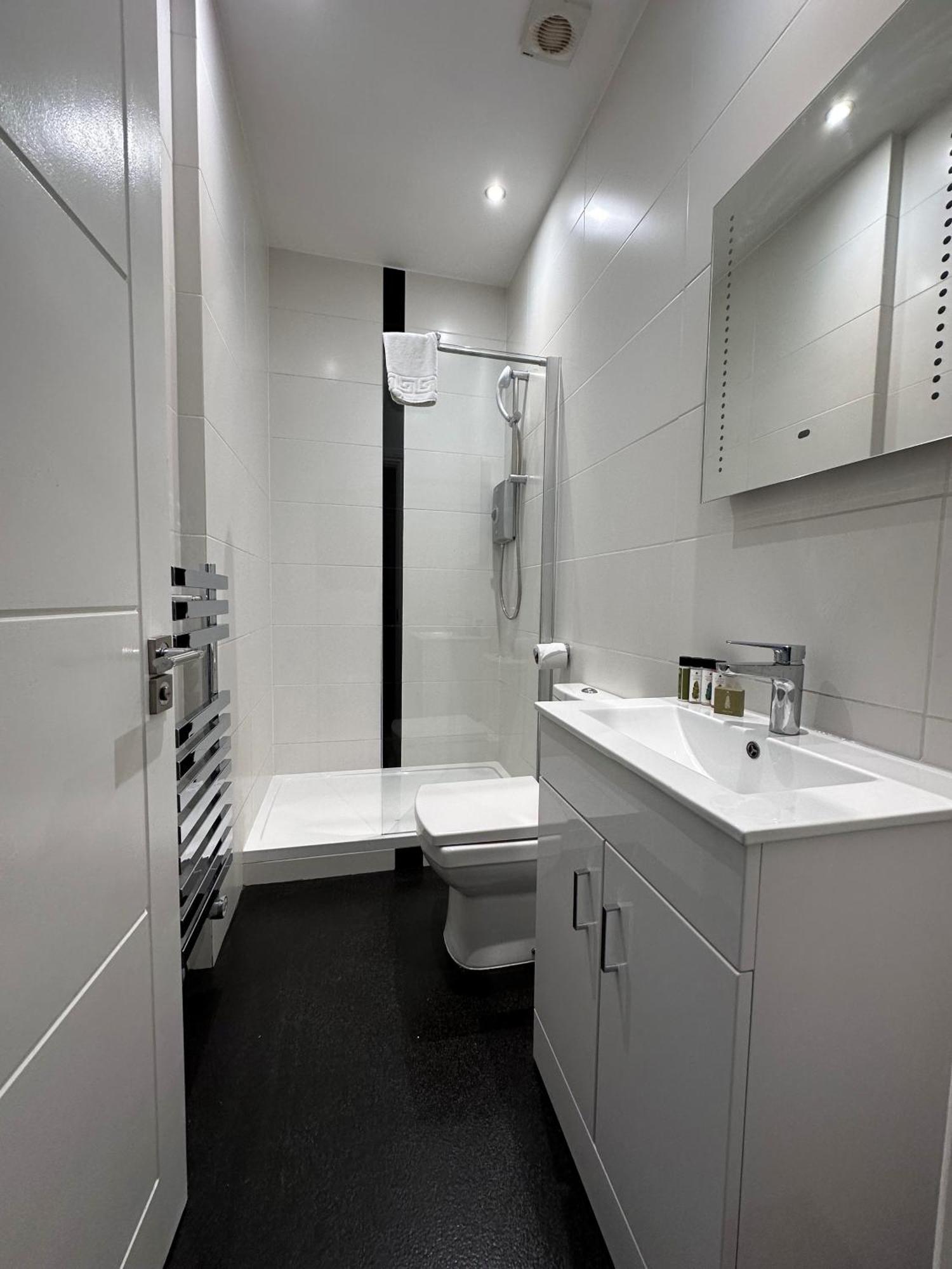 Apt 1, Soho Apartments 1St Floor By Indigo Flats Лондон Екстериор снимка